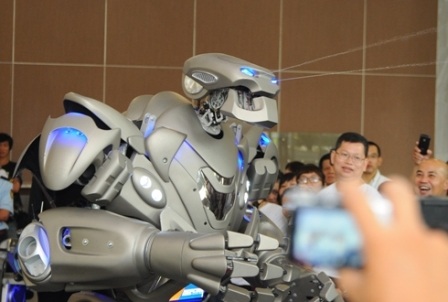 Rô bốt khổng lồ nổi tiếng thế giới lần đầu đến Việt Nam - 3