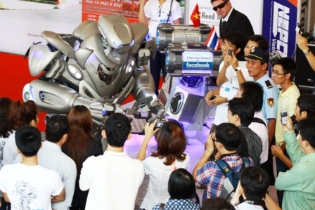 Rô bốt khổng lồ nổi tiếng thế giới lần đầu đến Việt Nam - 4