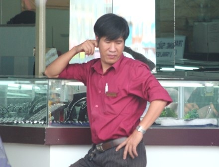 Thị trường vàng TPHCM: Cửa hàng nhỏ lẻ ế ẩm vì khó bán - 2