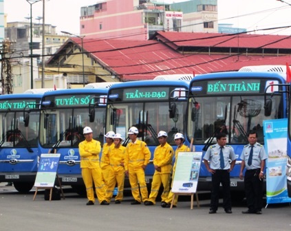 Đưa 21 xe buýt thân thiện môi trường vào hoạt động - 1