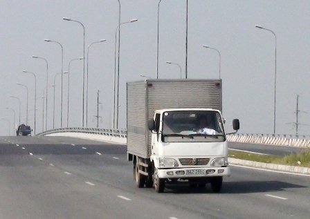 “Đinh tặc” chuyển hướng tấn công xe tải - 1