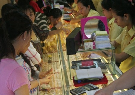 Dửng dưng với "cơn bão" giá vàng - 2