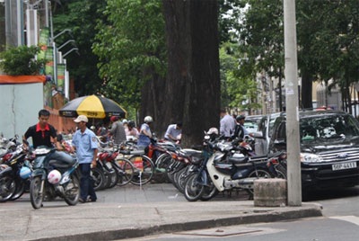 Dẹp lòng đường, vạt vỉa hè để giảm kẹt xe - 1 Dẹp lòng đường, vạt vỉa hè để giảm kẹt xe - 1