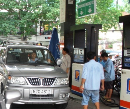 Hà Nội và TPHCM cùng kiểm tra hàng loạt cửa hàng xăng dầu - 2