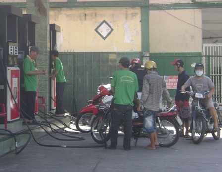 Mánh khóe găm hàng của các chủ cây xăng