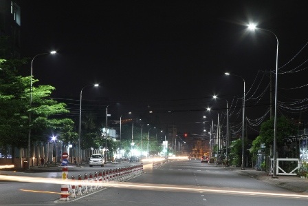 Sử dụng năng lượng mặt trời và gió để chiếu sáng công cộng - 1