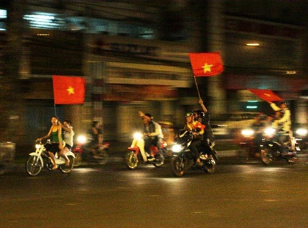 Bấm còi, rú ga liên tục trong đô thị sẽ bị tịch thu xe - 1 Bấm còi, rú ga liên tục trong đô thị sẽ bị tịch thu xe