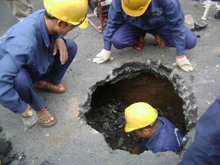 Nhiều biện pháp hạn chế “hố tử thần” trong mùa mưa