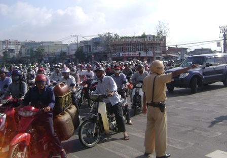 Hàng vạn xe máy kẹt cứng tại cửa ngõ TPHCM