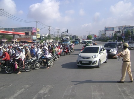 Hàng vạn xe máy kẹt cứng tại cửa ngõ TPHCM