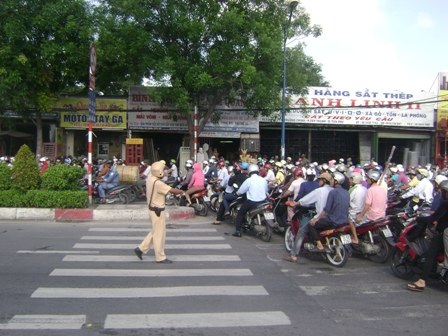 Hàng vạn xe máy kẹt cứng tại cửa ngõ TPHCM