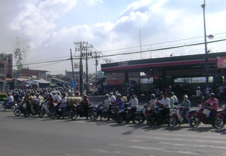 Hàng vạn xe máy kẹt cứng tại cửa ngõ TPHCM
