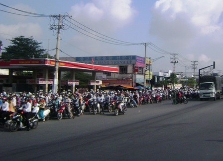 Hàng vạn xe máy kẹt cứng tại cửa ngõ TPHCM