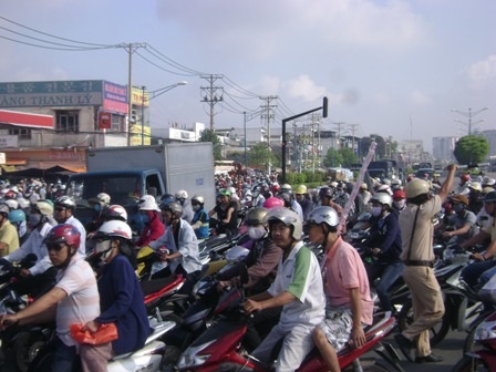 Hàng vạn xe máy kẹt cứng tại cửa ngõ TPHCM