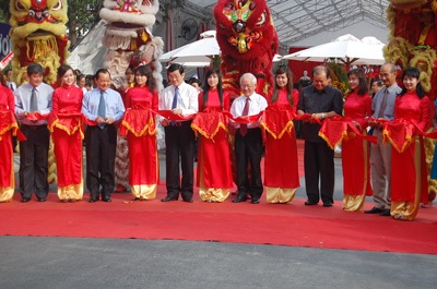 Khánh thành công trình kênh Nhiêu Lộc-Thị Nghè, đường Trường Sa-Hoàng Sa - 2 Chủ tịch nước Trương Tấn Sang cùng các đại biểu cắt băng khánh thành (ảnh: SGGP)
