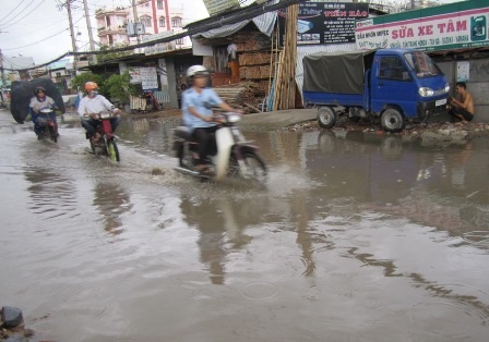 Hố sâu đã được khắc phục nhưng tình trạng ngập nước tại vị trí này vẫn tồn tại. (ảnh: Thảo Trần)