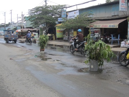 Trên 1 đoạn đường ngắn xuất hiện 5 hố sâu giữa lòng đường khiến