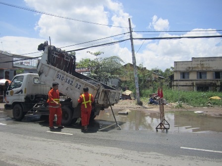 Sau khi nhận phản ánh, đơn vị chức năng đã cử người đến dọn cây kiểng, trải đá lấp hố