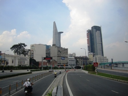 Phía cửa hầm quận 1