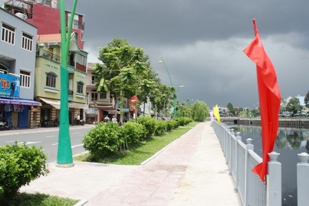 Và vỉa hè phía ven kênh