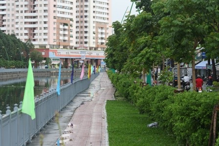 Và vỉa hè phía ven kênh