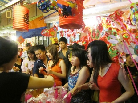 Giới trẻ cũng thích thú với đồ chơi trung thu.