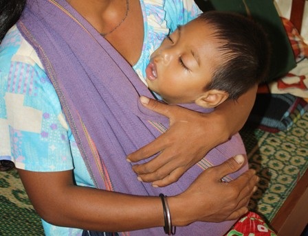 Dù
đã hơn 20 tháng, A Huỳnh vẫn cứ như đứa trẻ sơ sinh, luôn phải có người ẵm bồng