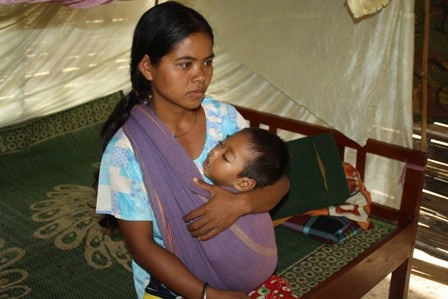 Vợ
chồng Y Đoi bận đưa A Khánh đi bệnh viện nên phải nhờ dì Y Hết trong A Huỳnh
giùm