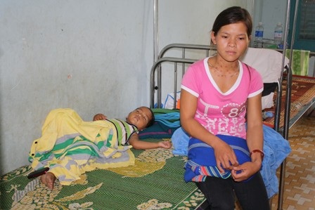 Vợ
chồng Y Đoi bận đưa A Khánh đi bệnh viện nên phải nhờ dì Y Hết trong A Huỳnh
giùm