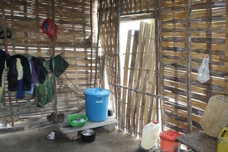 Ngoài chiếc giường, đây là những tài sản ít ỏi của gia đình A Điên – Y Đoi