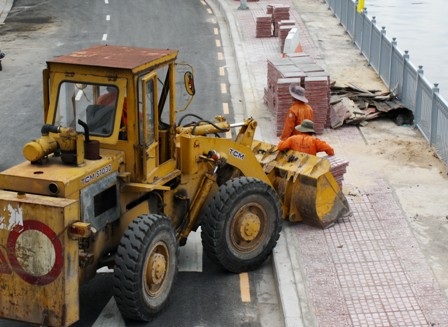 Tất cả các công trình chiếm dụng mặt đường phải ngừng thi công, trả lại mặt
đường sạch đẹp đón lễ