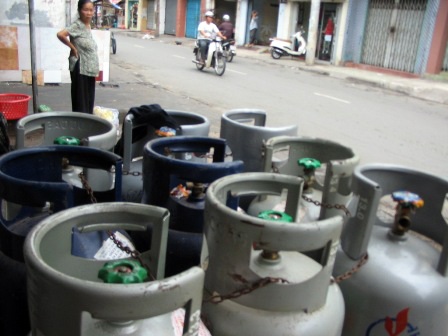 Giá gas tăng thêm 51.000 đồng/bình 12kg - 1 Giá gas tăng mạnh làm gánh tiêu dùng càng đè nặng trên vai người nghèo (ảnh minh họa)