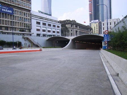 Hầm Thủ Thiêm chiều 11/8 vắng hoe, vắng hoắ