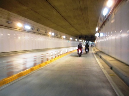 Lượng xe máy qua hầm giảm hẳn