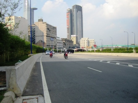 Phía cửa hầm quận 1