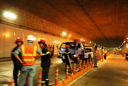 Kiến nghị thu phí qua hầm Thủ Thiêm để kiểm soát phương tiện - 1 Một
vụ xe tải lật trong hầm Thủ Thiêm (ảnh: Trung Kiên)