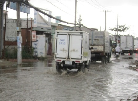 Hố sâu đã được san bằng, ghế đá đã được dời đi