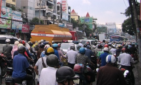 Phải
mất gần 1 tiếng đồng hồ để đi qua đoạn đường chưa đầy 1km