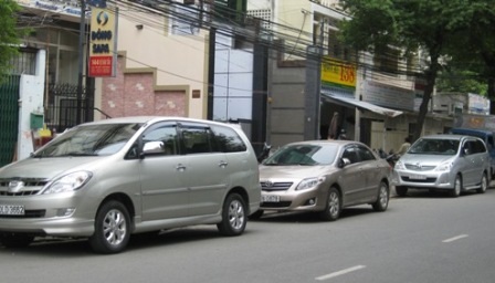 Nhiều đường nhỏ hẹp nhưng vẫn được sử dụng để đậu xe dưới lòng đường (ảnh minh họa)