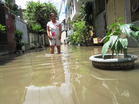 Giữa trưa trời nắng chang chang nhưng con hẻm 476 Nơ Trang Long vẫn ngập đến đầu gối