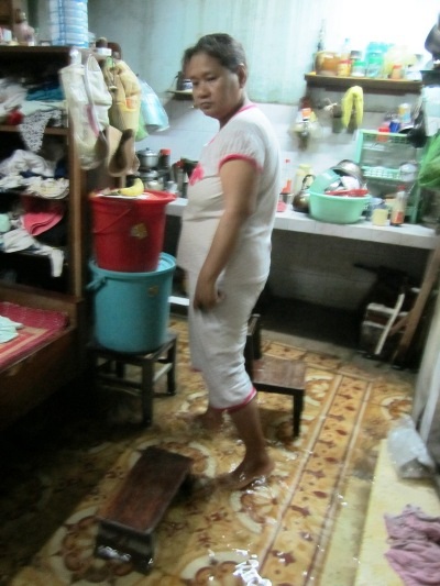 Nước ngập vào cả nhà dân khiến cuộc sống đảo lộn