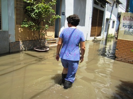 Muốn đi ra đầu hẻm, bà con phải mang ủng cao