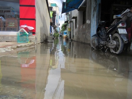 Khi nước bốc hơi, mùi hôi thối xộc lên nồng nặc khắp hẻm