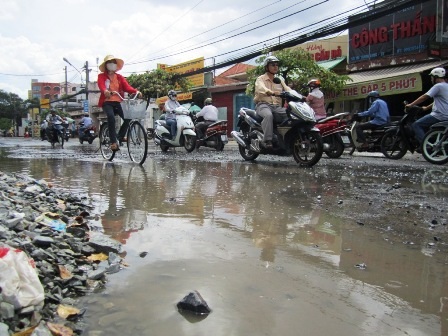 Công trình thi công cẩu thả, nước ứng đọng lai láng trên đường Nơ Trang Long