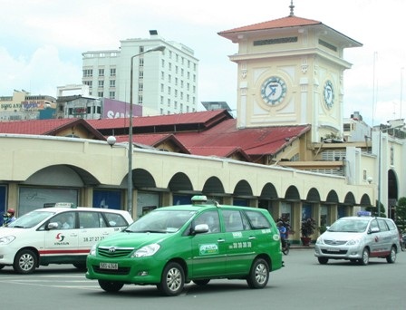 Tốn tiền tỷ mỗi lần điều chỉnh giá cước - 1 Việc phải liên tục điều chỉnh giá cước
theo giá xăng khiến các hãng taxi tốn tiền tỷ
