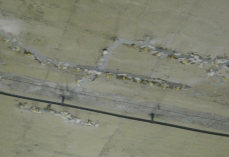 Các vết trám xử lý thấm mới xuất hiện sau khi thông xe, chụp sáng 7/8