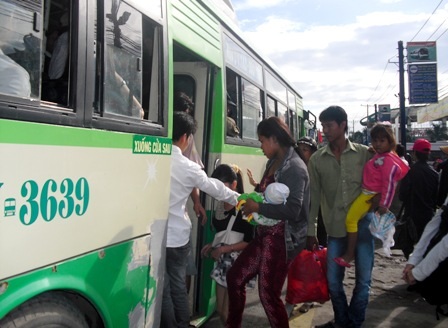 Áp lực tăng giá xăng dầu khiến nhiều tuyến xe buýt không được trợ
giá phải tăng giá vé