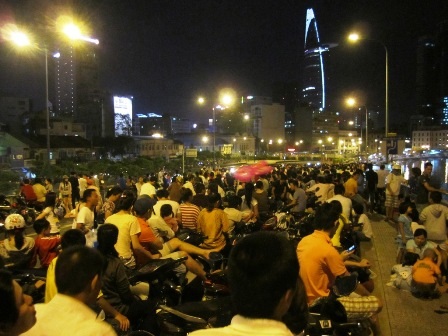 Từ 19h, hàng ngàn người dân đã
đổ về khu vực lân cận Đường hầm sông Sài Gòn để “xí” chỗ