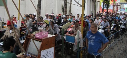 Xếp hàng chờ gửi xe