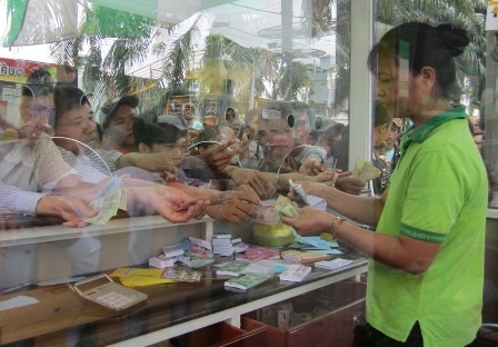 Và chen lấn để mua 1 tấm vé vào cổng